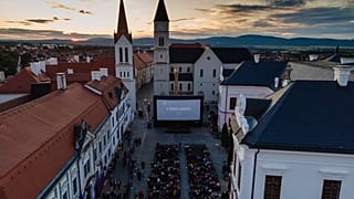 A Magyar Mozgókép Fesztivál megnyitója a veszprémi Szentháromság téren 2023. június 7-én. 