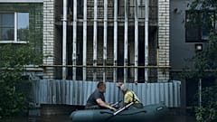 Evacuation d'habitants de Kherson après l'explosion du barrage de Kakhovka