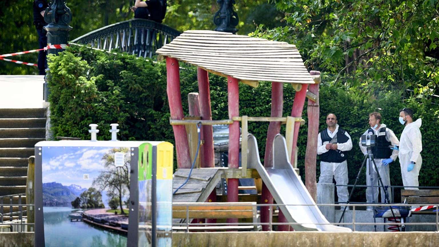 Rettungskräfte am Einsatzort in Annecy, wo ein Mann auf Kleinkinder eingestochen hat
