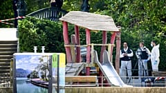 Rettungskräfte am Einsatzort in Annecy, wo ein Mann auf Kleinkinder eingestochen hat