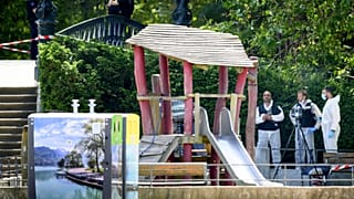 Rettungskräfte am Einsatzort in Annecy, wo ein Mann auf Kleinkinder eingestochen hat