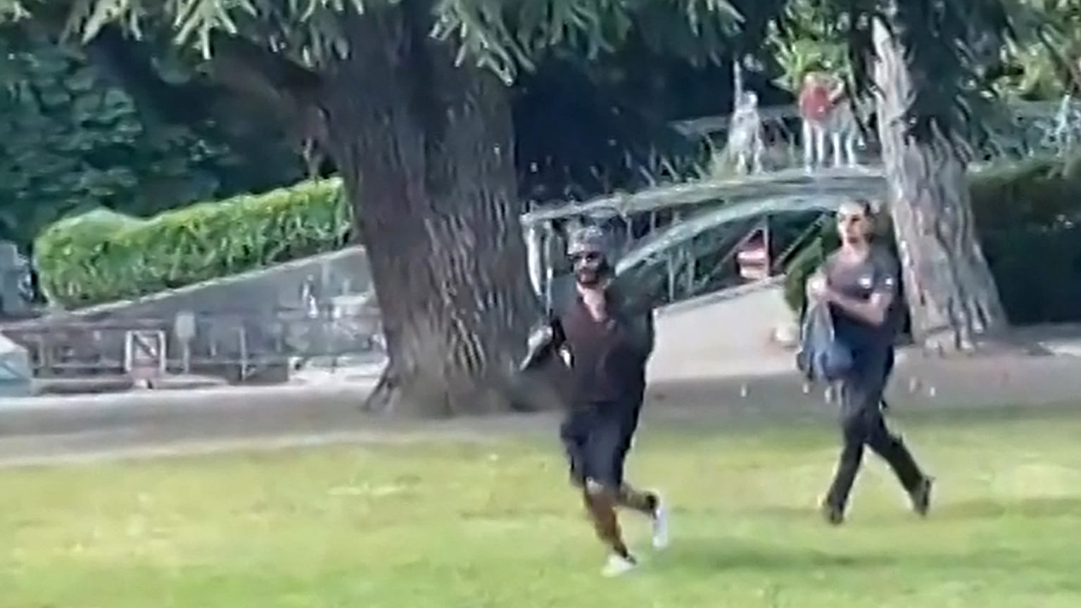إصابة أربعة أطفال وبالغَين في هجوم نفّذه سوري في فرنسا
