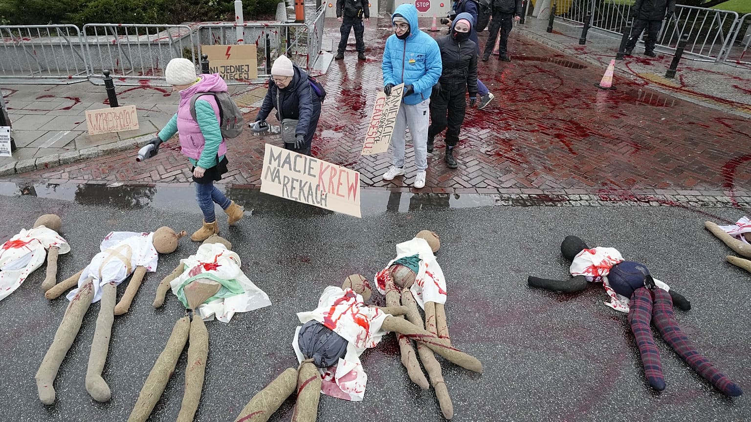 A lengyel abortusztörvény ellen tüntető aktivisták Varsóban