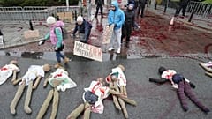 A lengyel abortusztörvény ellen tüntető aktivisták Varsóban