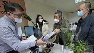 پیتر مولر، دوم از سمت راست، وکیل و یکی از بنیانگذاران گروه حقوق کره دانمارکی، در حال ارائه اسناد به کمیسیون حقیقت و مصالحه در سئول، کره جنوبی، ۱۵ نوامبر ۲۰۲۲