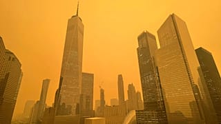 Die Skyline von New York - gehüllt in orangenem Rauch, den die Waldbrände in Kanada verursacht haben.