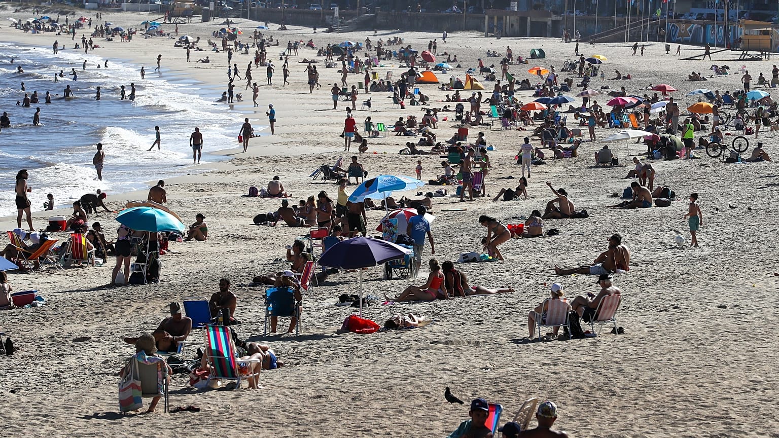Tengerparti strand az uruguayi fővárosban, Montevideóban hőhullám idején, 2022. január 13-án – képünk illusztráció 