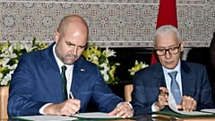 رئيس البرلمان المغربي رشيد الطالبي العلمي (يمين) ورئيس الكنيست الإسرائيلي أمير أوحانا يوقعان الوثائق في الرباط، 8 يونيو 2023.