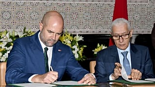 رئيس البرلمان المغربي رشيد الطالبي العلمي (يمين) ورئيس الكنيست الإسرائيلي أمير أوحانا يوقعان الوثائق في الرباط، 8 يونيو 2023.