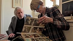 جیل سوندست و دخترعمویش در حال تماشای آلبوم عکسی از خانواده خود که در سوئد عقیم شده بودند.