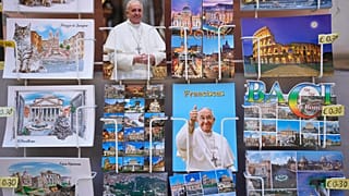 Stand mit Papst-Postkarten in Vatikan
