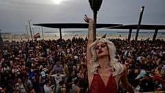 Participante no desfile do "orgulho gay" em Telavive