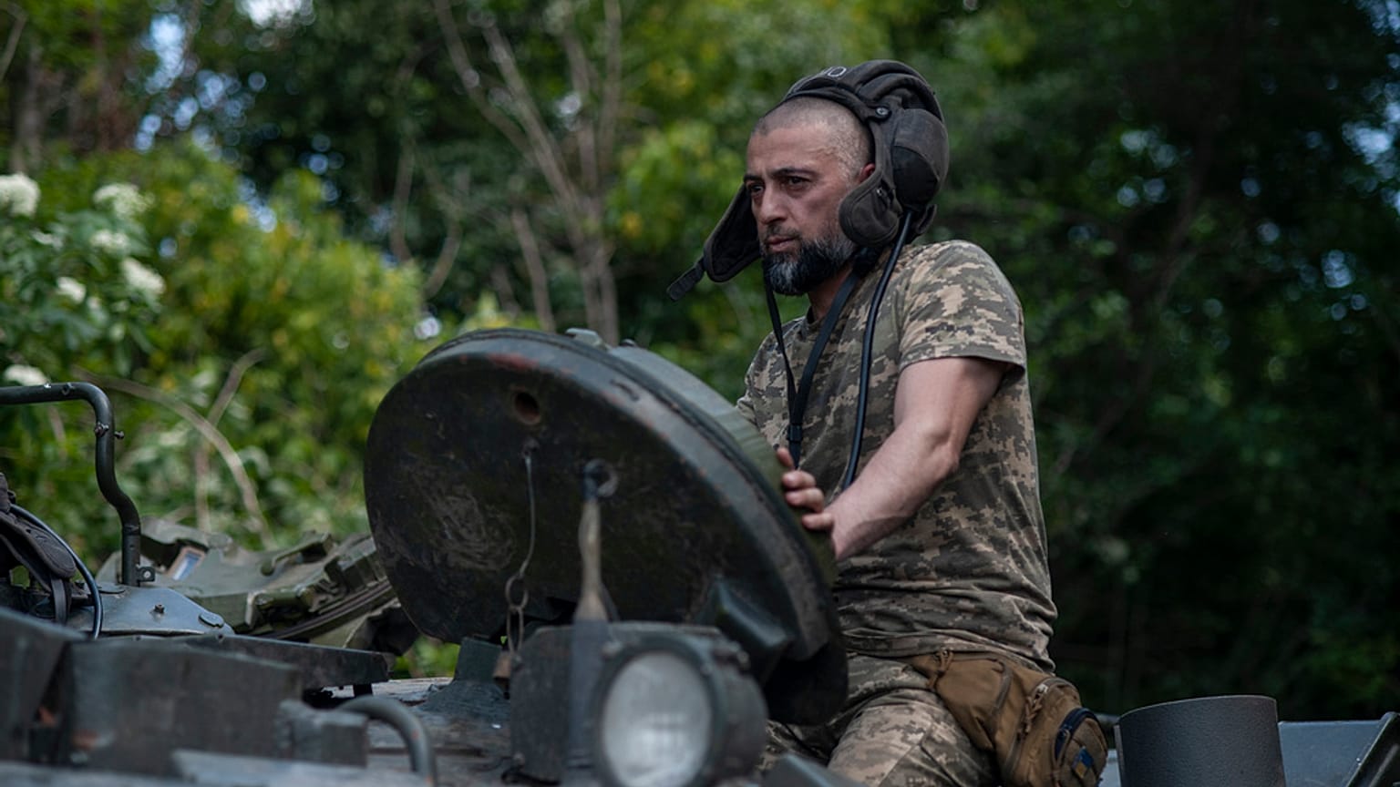 Un militaire ukrainien sur un char regarde près de Chasiv Yar, site de batailles féroces avec les forces russes, Ukraine, mercredi 7 juin 2023.