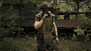 Ein ukrainischer Soldat an einem unbekannten Ort in der Ukraine