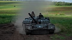 Ein ukrainischer Panzer nahe Chasiv Yar, dem Schauplatz heftiger Gefechte mit den russischen Streitkräften, Ukraine, 7. Juni 2023
