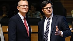 Rétvári Bence (balról) államtitkár és Ódor Bálint, magyar EU-s nagykövet a belügyminiszteri tanácskozáson