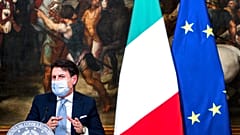 Covid-19 kısıtlamalarının sürdüğü dönemde maskeyle basın toplantısı yapan dönemin İtalyan Başbakanı Giuseppe Conte / Arşiv