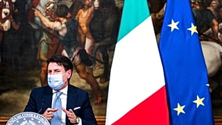 Covid-19 kısıtlamalarının sürdüğü dönemde maskeyle basın toplantısı yapan dönemin İtalyan Başbakanı Giuseppe Conte / Arşiv