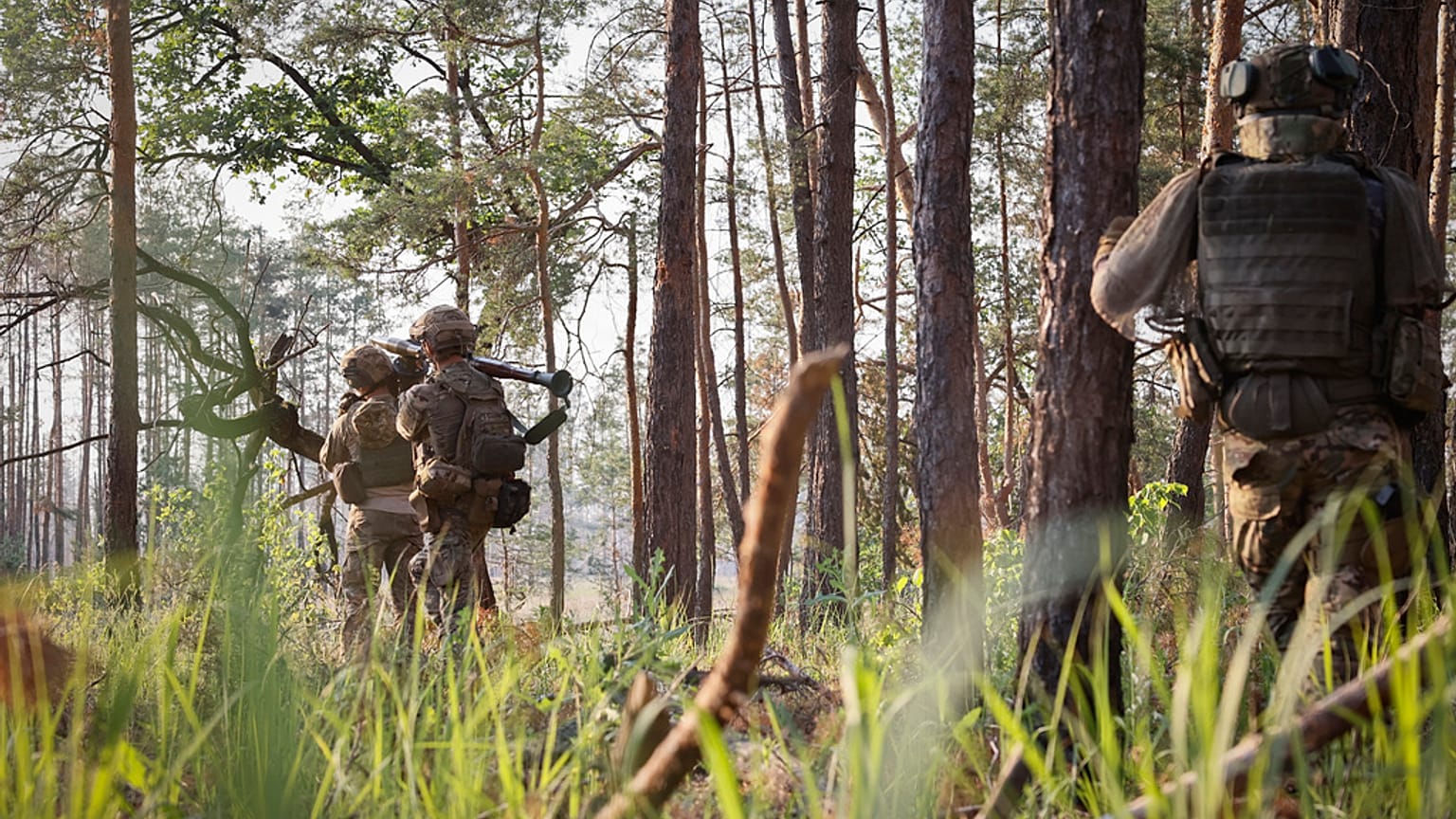 Des soldats ukrainiens sur le front, à Kreminna, région de Louhansk, Ukrane, le 8 juin 2023