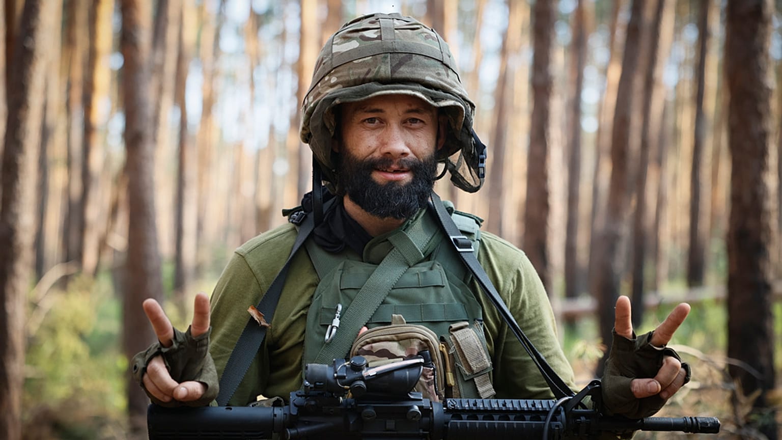 Soldado ucraniano mostra um sinal de vitória na linha da frente perto de Kreminna, região de Luhansk, Ucrânia