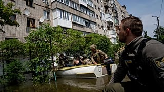 Военнослужащие ВСУ эвакуируют людей из затопленных районов Херсона