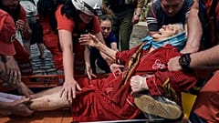Tras la conmoción inicial, los ucranianos reaccionan con resiliencia a la inundación y se ofrecen como voluntarios para apoyar a los equipos de rescate. 