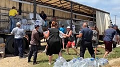 NGO "People in Need" verteilt mehr als 20.000 Liter Trinkwasser in der Region Cherson.