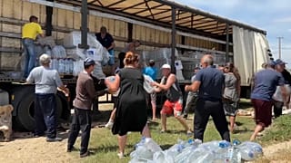 NGO "People in Need" verteilt mehr als 20.000 Liter Trinkwasser in der Region Cherson.