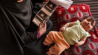 الطفلة إسلام لديها ضمور في القلب لا يمكن معالجتها في إدلب كما تقول والدتها