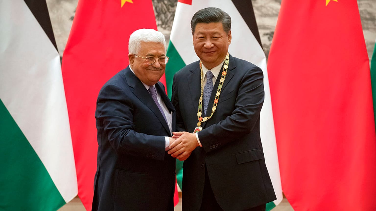  الرئيس الفلسطيني محمود عباس، بعد تقديم ميدالية للرئيس الصيني شي جينبينغ خلال حفل التوقيع في قاعة الشعب الكبرى في بكين، 18 يوليو، 2017.