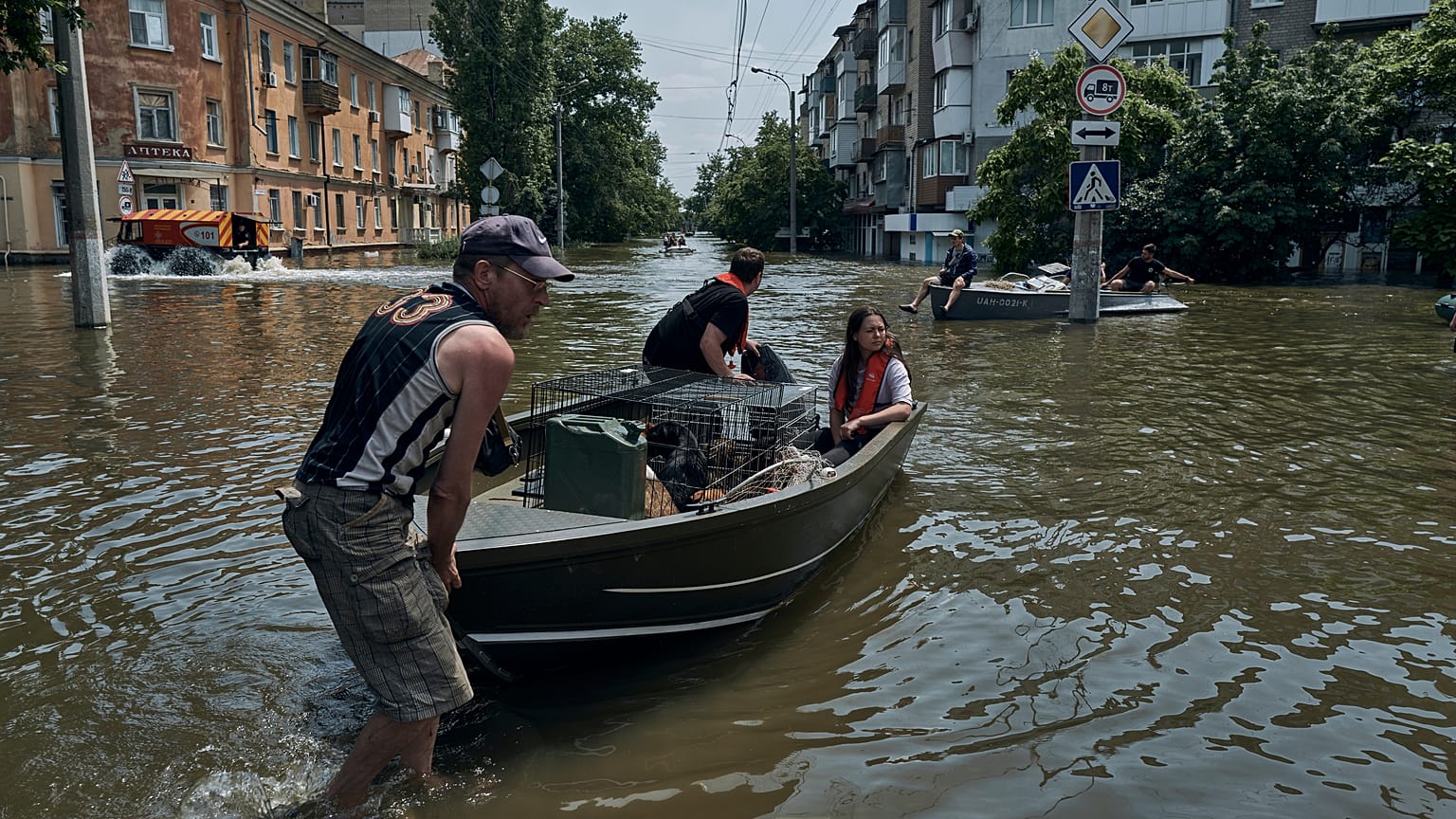 В затопленном Херсоне местные жители спасаются на лодке 