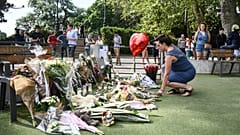 Цветы и плюшевые игрушки на месте нападения в Анси