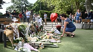 Цветы и плюшевые игрушки на месте нападения в Анси