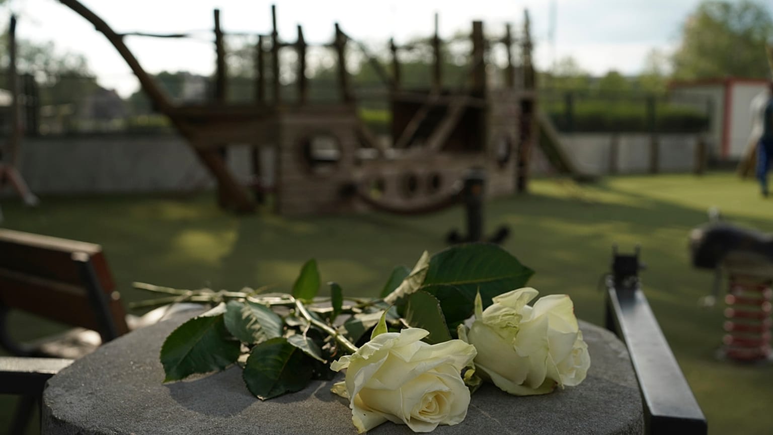 Des roses déposées en hommage aux victimes de "l'attaque au couteau" sur les rives du lac d'Annecy