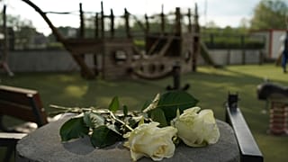 in Annecy halten Menschen angesichts der schockierenden Tat inne und legen Blumen ab,