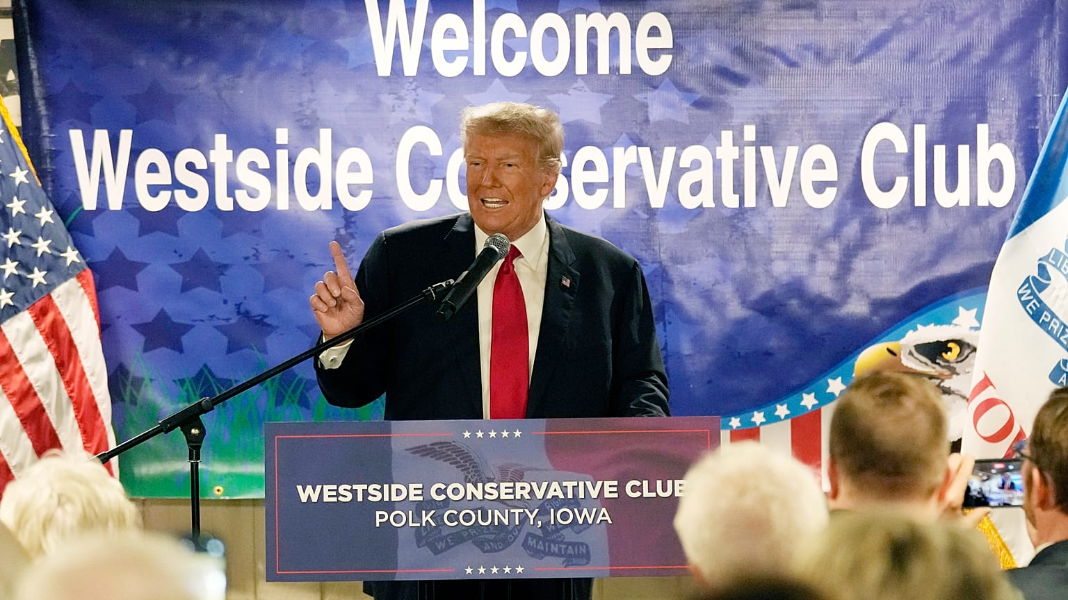 Donald Trump beszédet mond az Iowa állambeli Des Moinesben tartott kampányrendezvényen 2023. június elsején