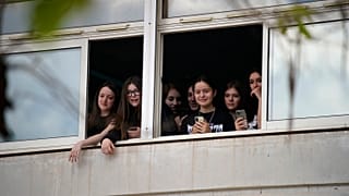 En 2022, la legislación francesa incluirá el delito de acoso escolar. El acoso escolar puede castigarse con hasta 10 años de cárcel y una multa de 150 000 euros.