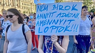 Tüntetők véleménye a Parlament előtt tartott demonstrációk egyikén 2022-ben