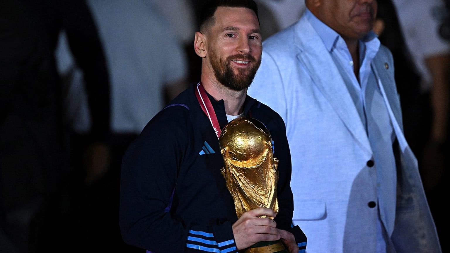 قائد ومهاجم الأرجنتين ليونيل ميسي عند وصوله إلى مطار إيزيزا الدولي بعد فوزه ببطولة كأس العالم، في إيزيزا بمقاطعة بوينس آيرس بالأرجنتين في 20 ديسمبر 2022.