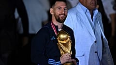 قائد ومهاجم الأرجنتين ليونيل ميسي عند وصوله إلى مطار إيزيزا الدولي بعد فوزه ببطولة كأس العالم، في إيزيزا بمقاطعة بوينس آيرس بالأرجنتين في 20 ديسمبر 2022.