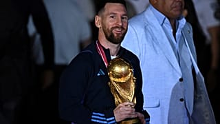 قائد ومهاجم الأرجنتين ليونيل ميسي عند وصوله إلى مطار إيزيزا الدولي بعد فوزه ببطولة كأس العالم، في إيزيزا بمقاطعة بوينس آيرس بالأرجنتين في 20 ديسمبر 2022.