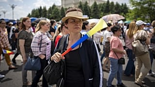 Tüntető pedagógus egy korábbi demonstráción, 2023. május 25-én