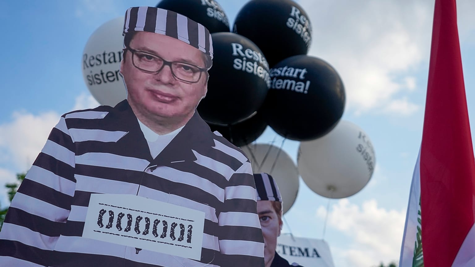 Protestplakate mit Vucic im Sträflingsanzug