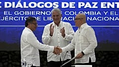 Küba Devlet Başkanı Miguel Diaz-Canel, Kolombiya Devlet Başkanı Gustavo Petro (solda) ve ELN komutanı Antonio Garcia'nın (sağda) el sıkışmasını alkışladı