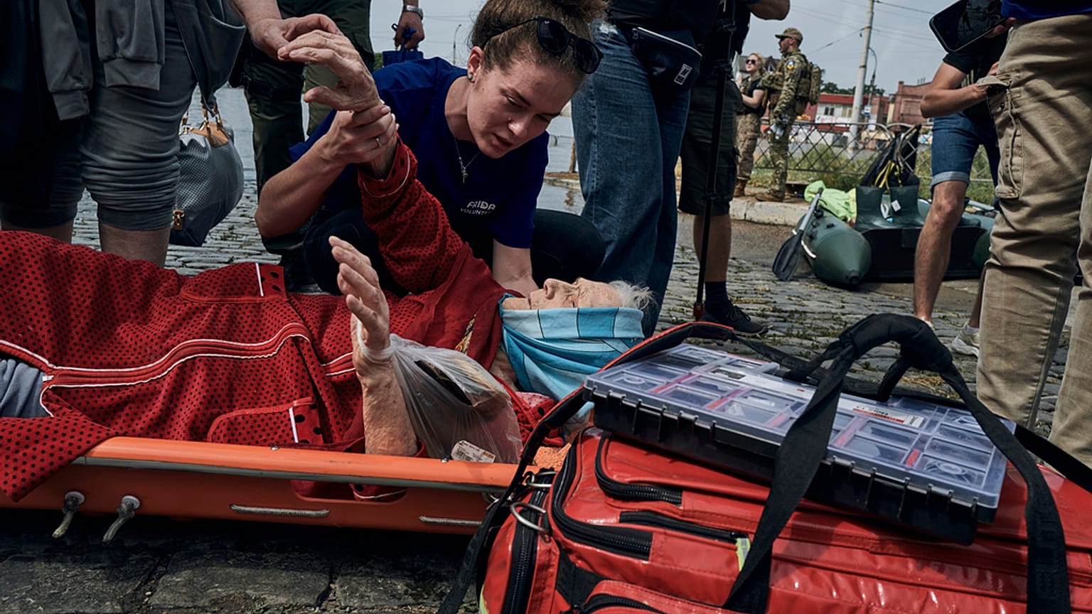 Personnes secourues à Kherson en Ukraine, après la destruction du barrage de Kakhovka, le 8 juin 2023