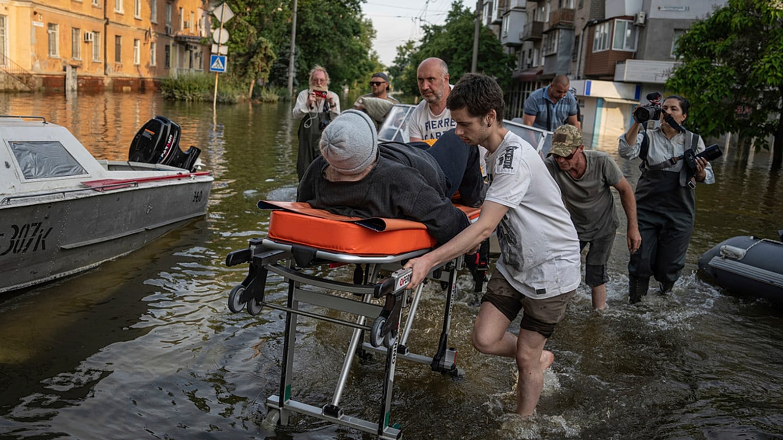 Mentik a lakosságot az elárasztott Herszoni területről