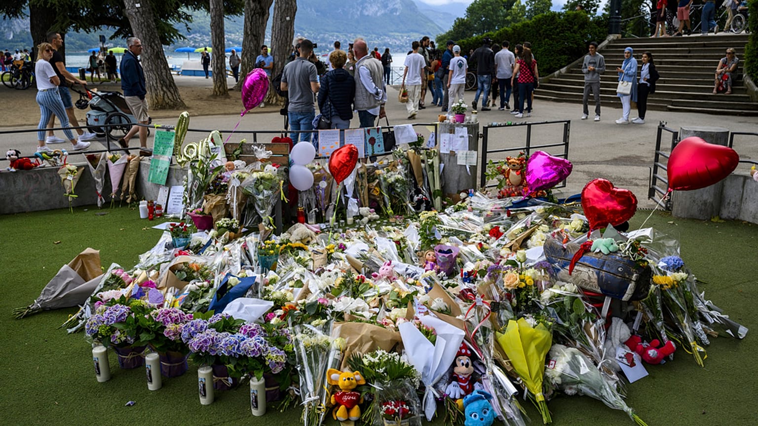 D'innombrables bouquets de fleurs en hommage aux victimes de "l'attaque au couteau"