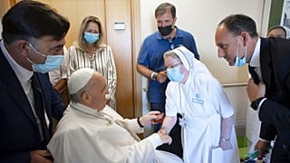 ARCHÍV: Ferenc pápa a római Gemelli klinikán 2021. július 11-én, ahol vastagbél-divertikulózissal műtötték meg 