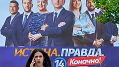 Wahlplakat zeigt die pro-serbische Koalition "Für die Zukunft Montenegros". Podgorica, Montenegro, Juni 2023.