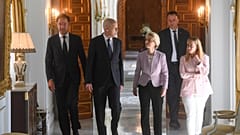 Mark Rutte holland miniszterelnök, Kaisz Szaíd tunéziai elnök, Ursula von der Leyen, az Európai Bizottság elnöke és Giorgia Meloni olasz kormányfő Tuniszban 2023. június 11-én